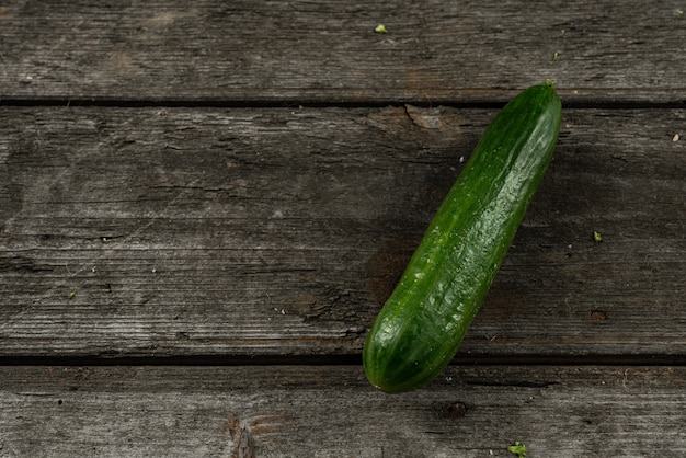 Foto cetriolo verde organico fresco sulla tavola di legno