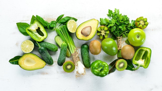 新鮮な有機緑の果物と野菜アボカドキウイオニオンライムパセリ有機食品素朴なスタイル上面図テキストの空きスペース