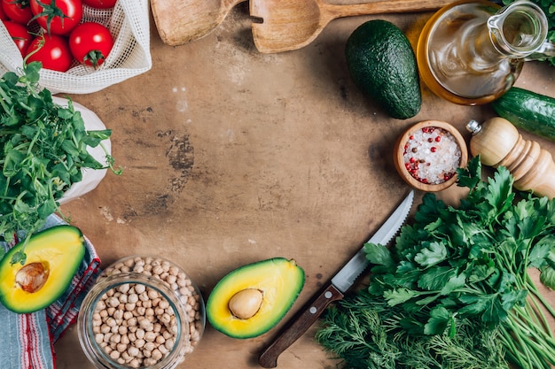 Ingredienti biologici freschi per una cucina sana.