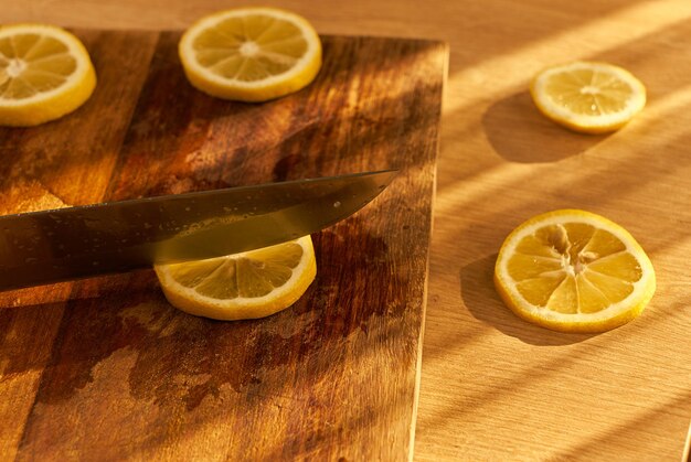 Foto limoni biologici freschi su un tagliere di legno banner di limone banner di limonata