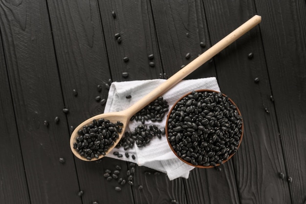 木製の素朴な黒の背景に新鮮な有機天然豆
