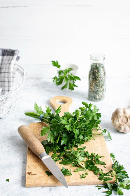 Photo fresh organic parsley on a wooden cutting board