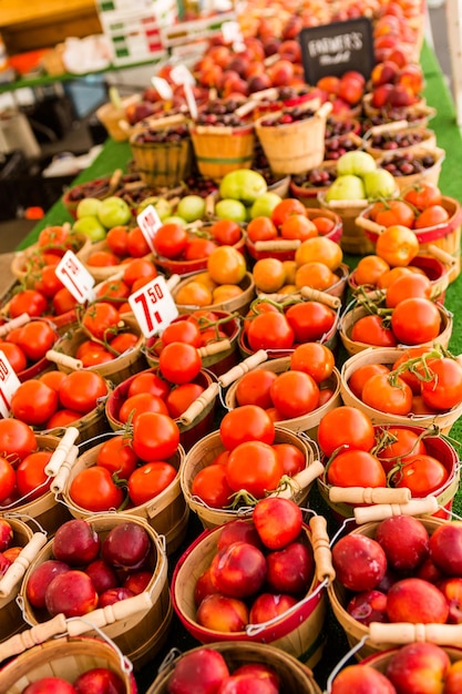 Свежие органические продукты продаются на местном фермерском рынке.