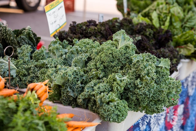 Prodotti biologici freschi in vendita presso il mercato degli agricoltori locali.