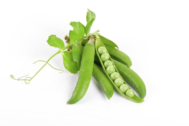 Фото Свежий органический сырой зеленый открытый стручок гороха на белом фоне здоровое питание здоровый белок фасоли выше