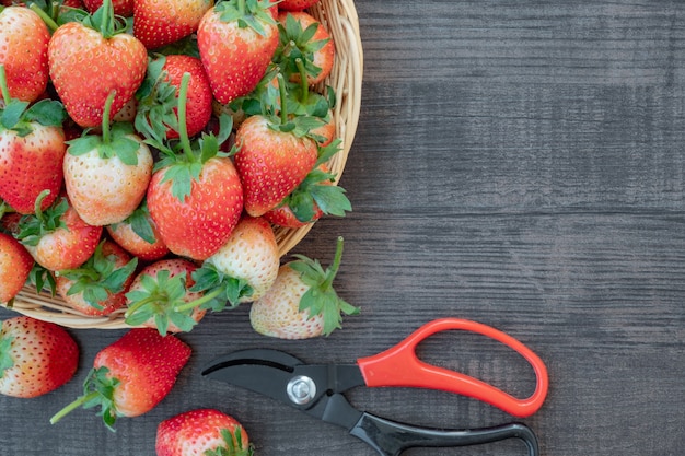 Photo fresh organic strawberry on basket. wooden background.