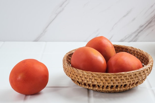 신선하고 유기농 토마토 닫기 및 선택적 초점 복사 공간