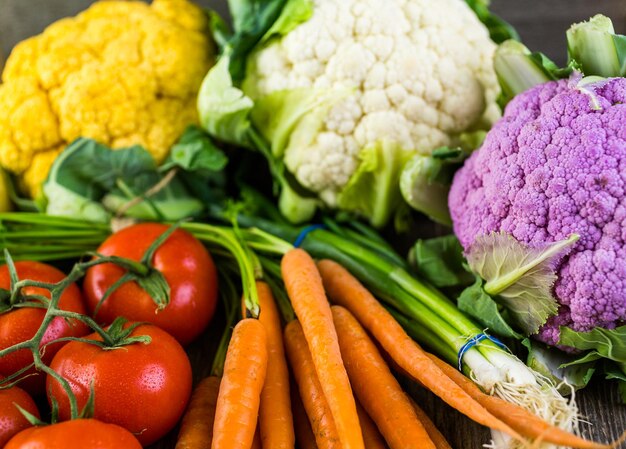 Foto verdura biologica fresca di stagione sulla vecchia tavola dell'azienda agricola.