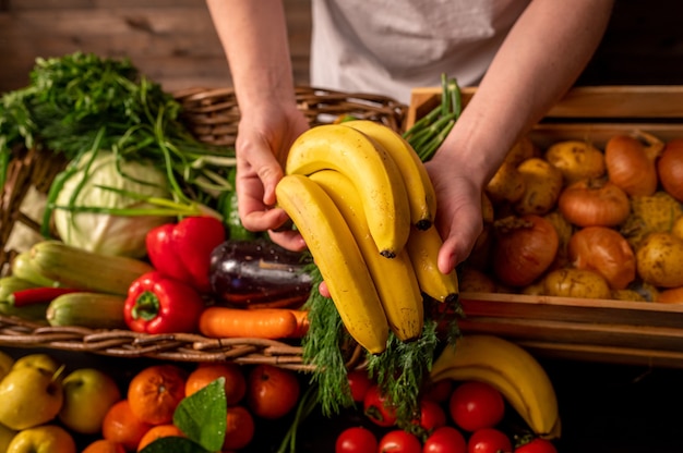 かごの中の新鮮な有機野菜。農産物。あなたの庭で育てられた自然の果物と野菜。高品質の写真