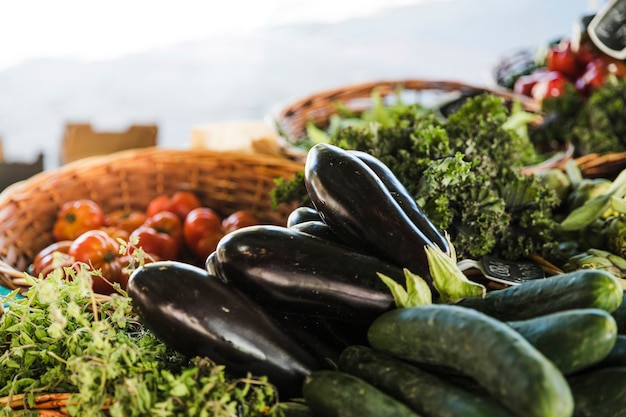 Foto verdure fresche e biologiche al mercato degli agricoltori