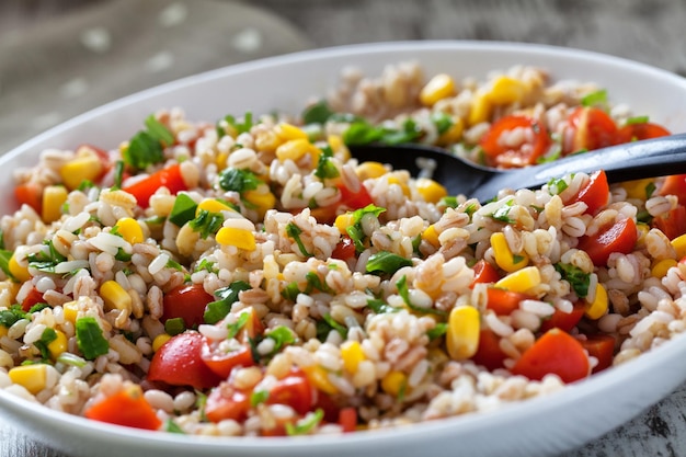 Photo fresh orzo salad with tomatoes corns and basil