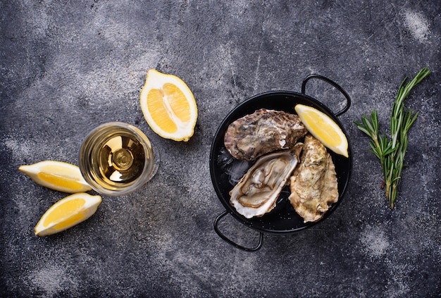 Fresh oysters with lemon and white wine