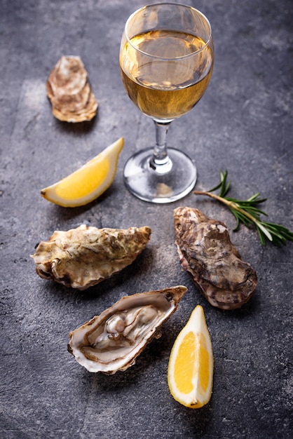 Fresh oysters with lemon and white wine