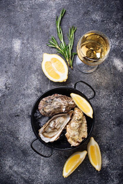 Fresh oysters with lemon and white wine