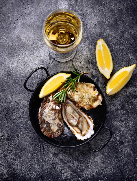 Fresh oysters with lemon and white wine