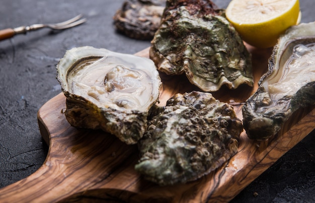 Fresh oysters with lemon