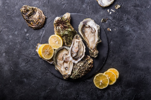 Fresh oysters with lemon