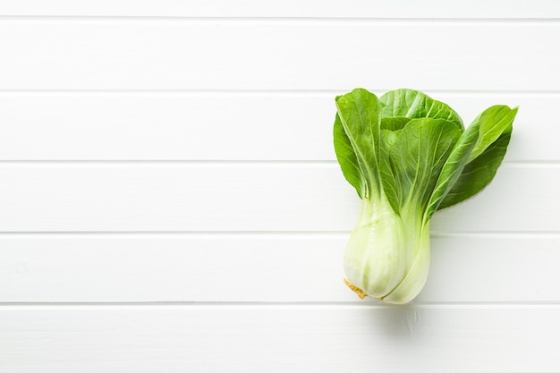 Photo fresh pak choi cabbage on white wooden table