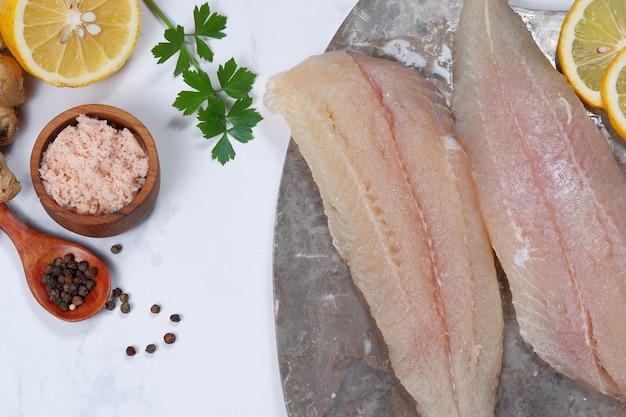 Filetto di pesce fresco pangasius dory con ingrediente su sfondo bianco