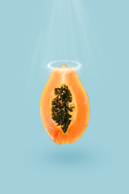 Papaya fresca con semi neri e un'aureola sopra