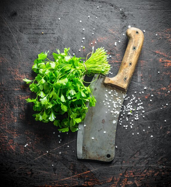 Photo fresh parsley with big knife