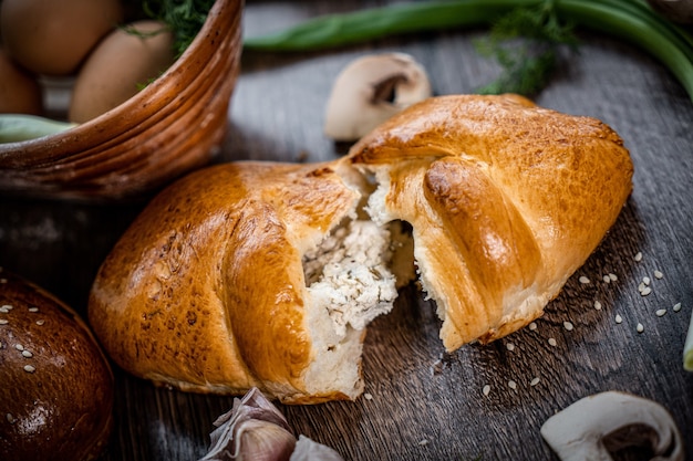 Panini di pasticceria fresca su sfondo scuro