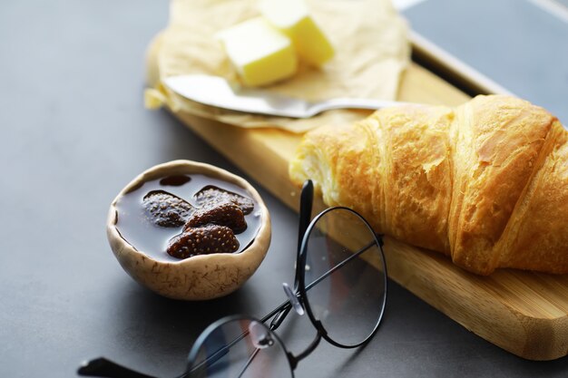 Foto paste fresche in tavola. croissant al gusto francese per colazione.