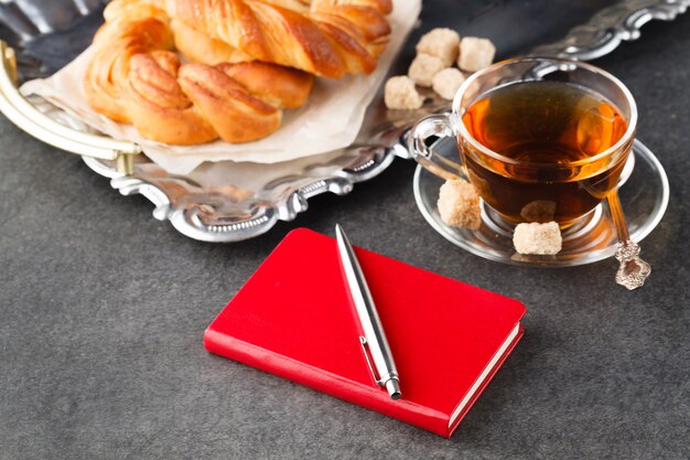 Pasticceria fresca per colazione con tè