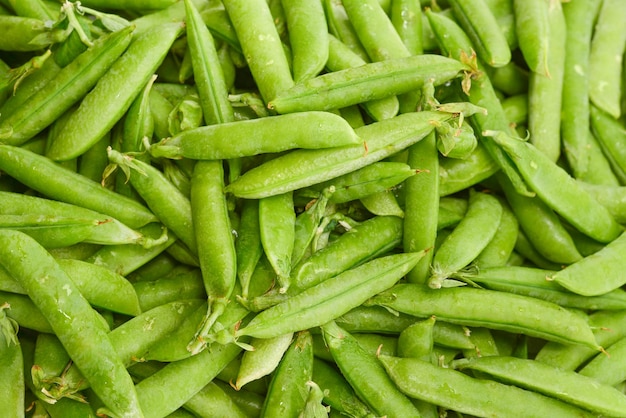 Photo fresh pea pods as background top view