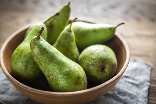 Photo fresh pears in the rustic bowl