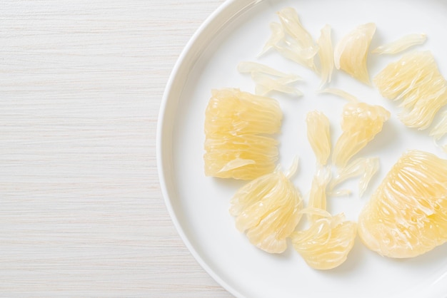 Photo fresh peeled pomelo grapefruit or shaddock