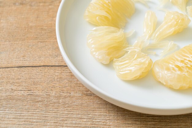 Photo fresh peeled pomelo grapefruit or shaddock