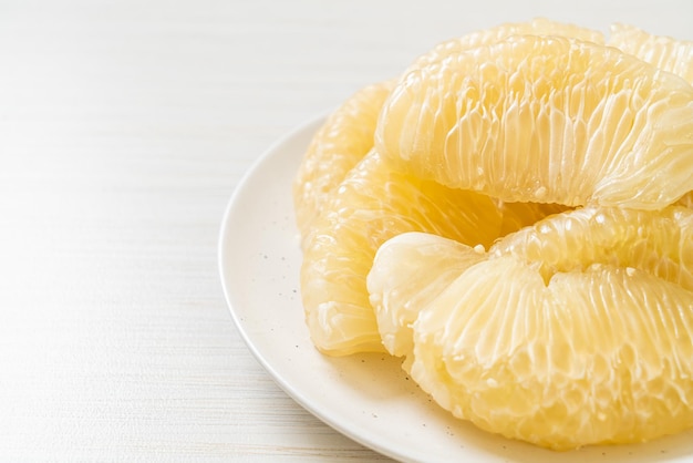 Photo fresh peeled pomelo grapefruit or shaddock