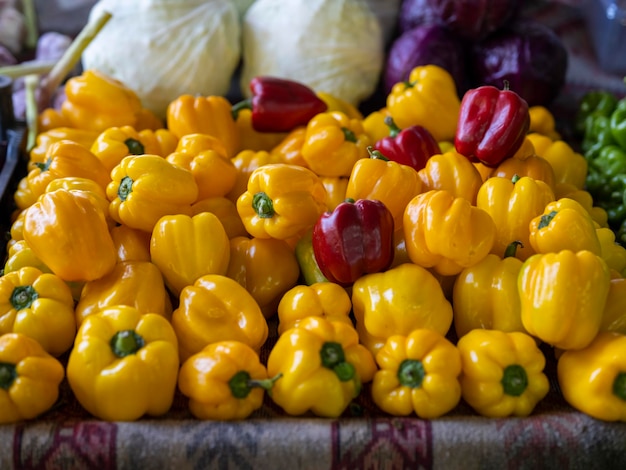 Foto peperoni freschi al mercato locale