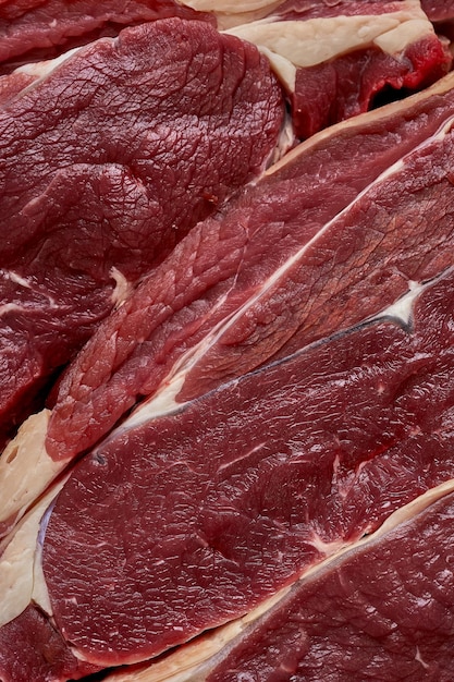 Photo a fresh piece of beef steak on a cutting board