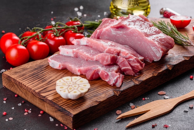 Pezzi di maiale freschi pronti da cucinare in cucina. medaglioni di manzo bistecche di fila pronte da cuocere