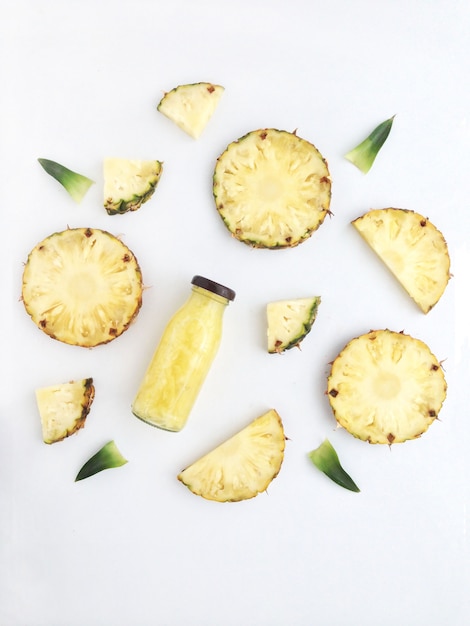 Photo fresh pineapple drinks and pineapple slices with leaves