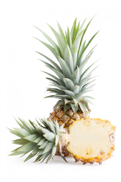 Naturale fresco del taglio della fetta dell'ananas isolato su fondo bianco con il percorso di ritaglio