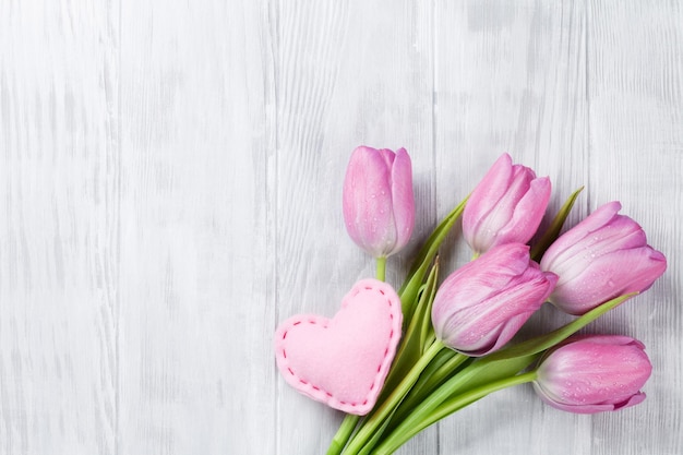 Свежие розовые цветы тюльпана и сердце