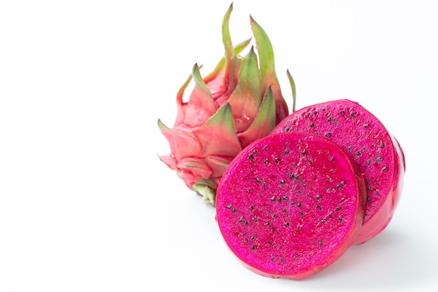 Свежий pitahaya фрукты нарезанный на белом фоне или спелый красный дракон красный цвет с копией