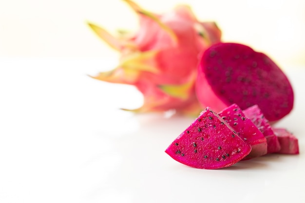 Foto frutta fresca del pitahaya affettata su fondo bianco