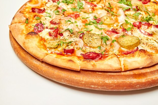 新鮮なピザは木の板にベーコンソーセージとチーズを漬けます