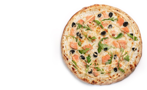 サーモン オリーブ グレービー ソースとチーズの新鮮なピザは、白い背景で隔離 Copyspace 左 トップ ビュー