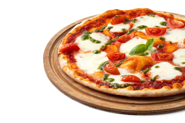Свежая пицца на деревянной доске, изолированные на белом фоне