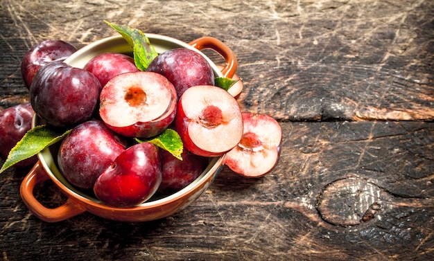 Fresh plums in a bowl.