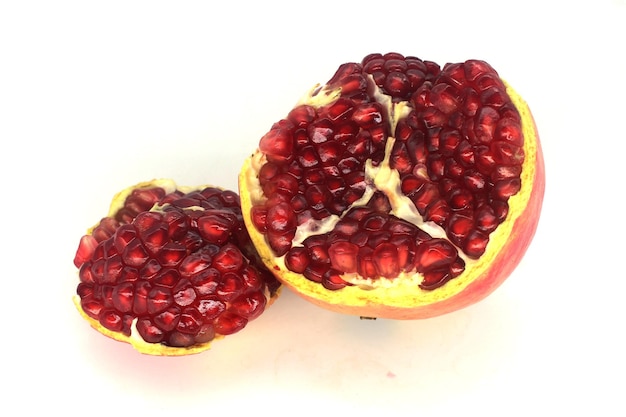 흰색 배경에 대해 격리된 신선한 석류 과일
