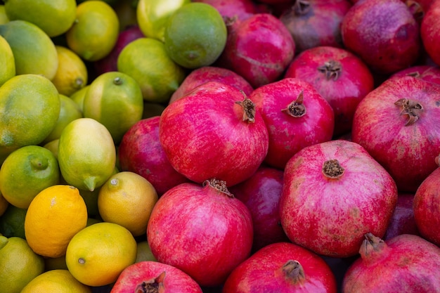 Melograni e limoni freschi al mercato