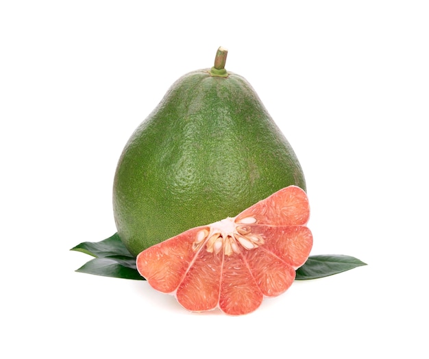 Frutta fresca del pomelo isolata su bianco