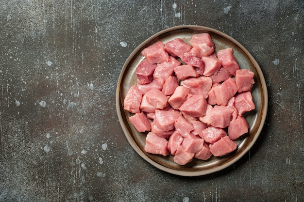 料理用セラミックプレート上の新鮮な豚肉