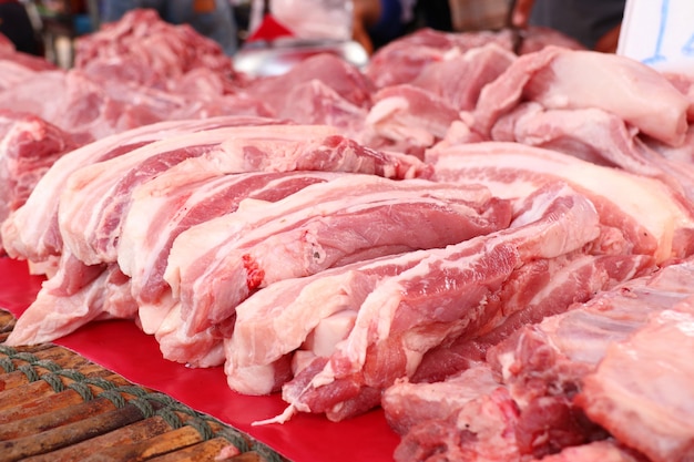 Carne suina fresca nel mercato